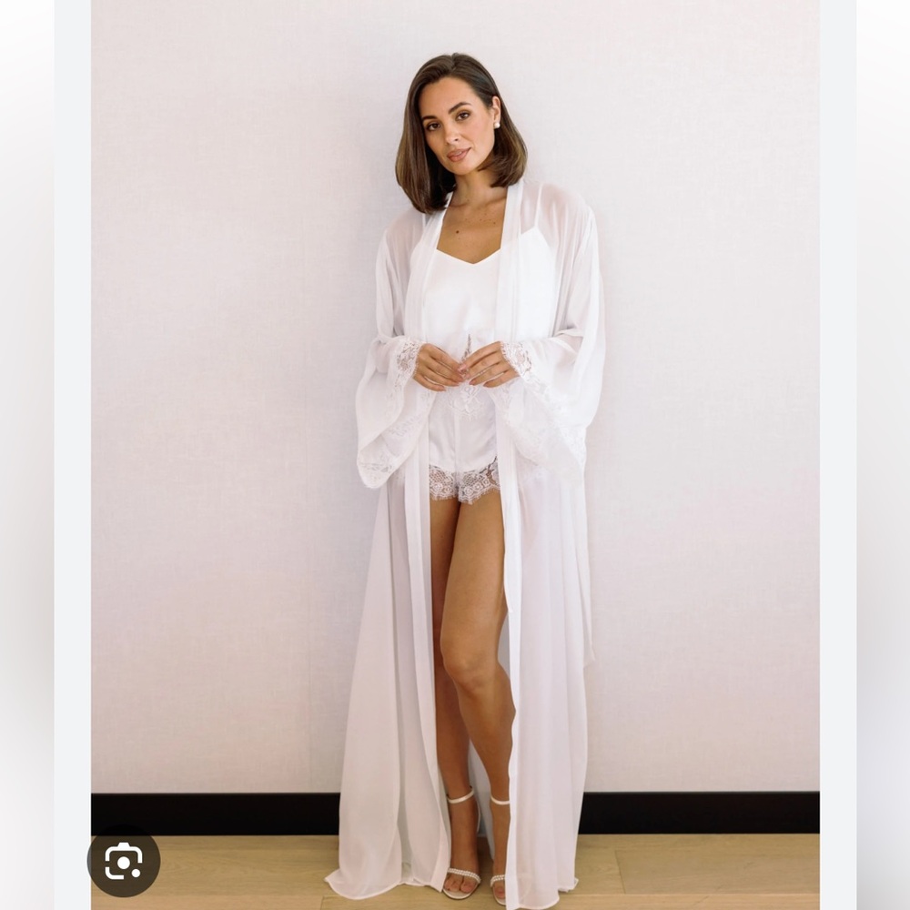 Elegant White Lace Trim Robe
